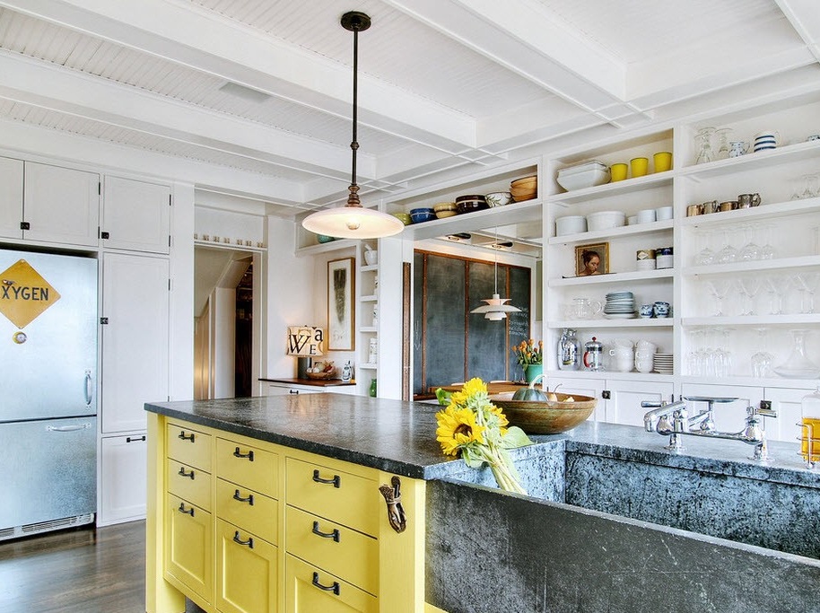 Kabinet dapur dengan panel hadapan berwarna kuning