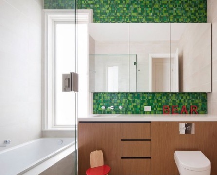 Badezimmer mit einer grünen Wand