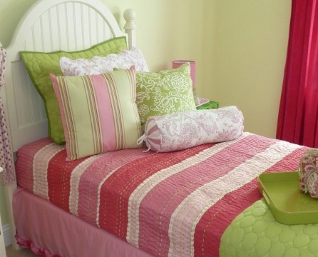 Das Schlafzimmer. Die Kombination von Grün und Rot