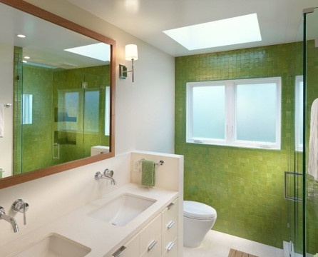 Dinding hijau di bilik mandi