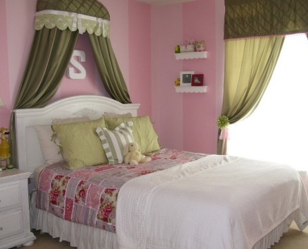 Bilik tidur dalam warna zaitun dan merah jambu.