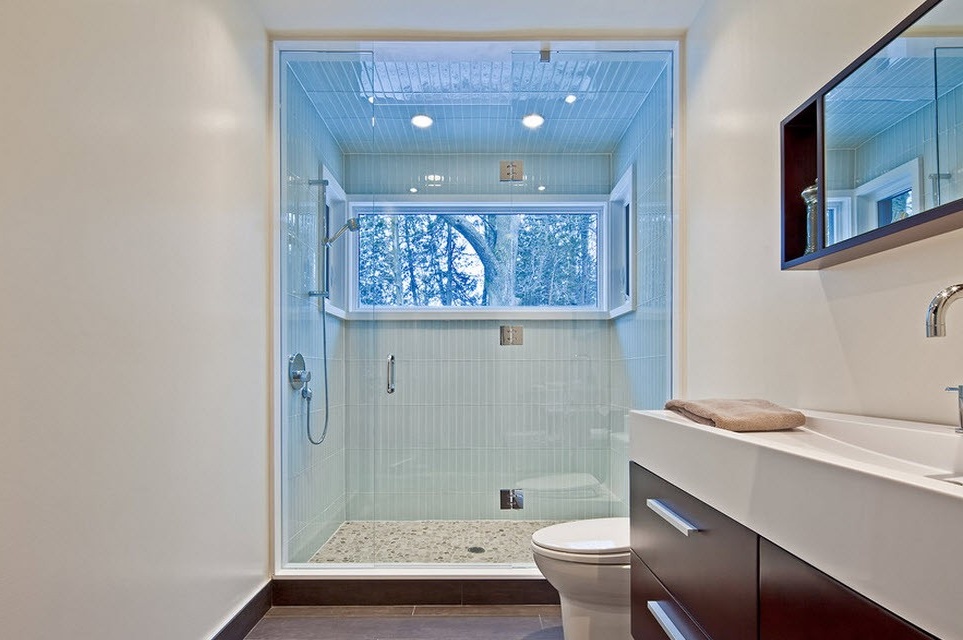 Interieur und Design eines Badezimmers mit Fenster