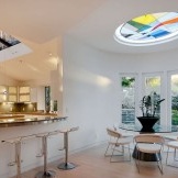 Kücheninnenraum mit Buntglasdecke