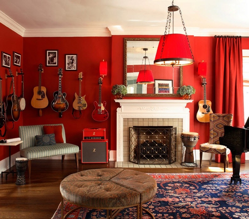 Rote Farbe erweitert optisch das Wohnzimmer