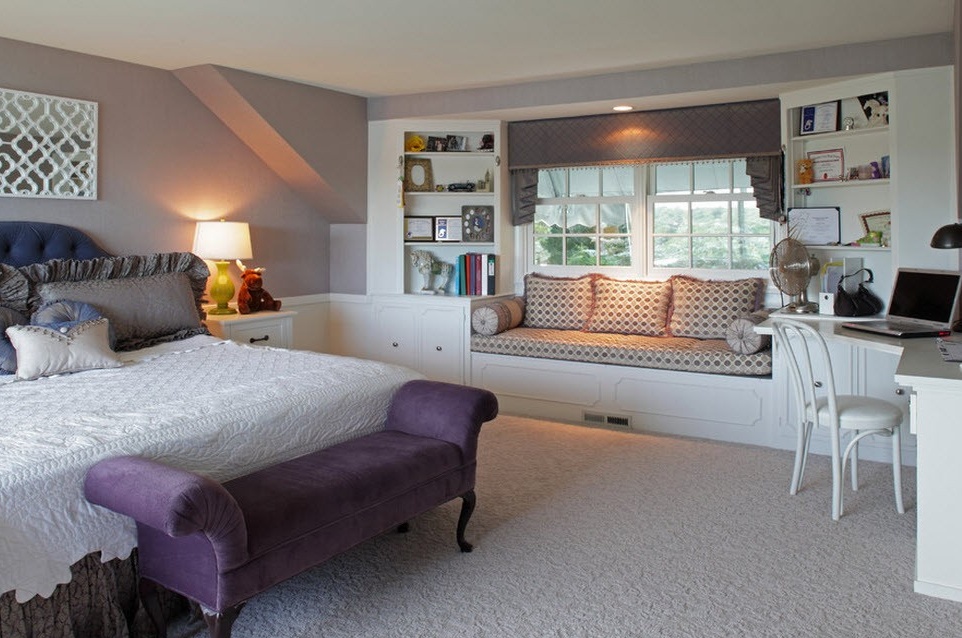 Perabot ungu di dalam bilik tidur