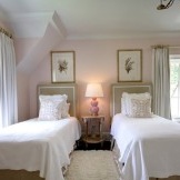 Zarte Schlafzimmer in hellrosa mit weißen Farben