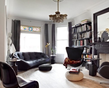 Schwarze Möbel in einem schwarz-weißen Wohnzimmer