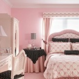 Interior bilik tidur merah muda dengan pengenalan hitam sebagai aksesori