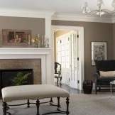 Elegante Kombination aus Grau und Weiß im Innenraum des Wohnzimmers
