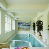 Spektakuläres Design eines kleinen Raumes mit Swimmingpool