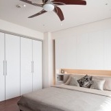 Disign ein Schlafzimmer mit einem Einbauschrank mit einer Seitenwand