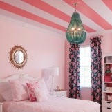 Interior merah jambu putih dengan langsir hitam