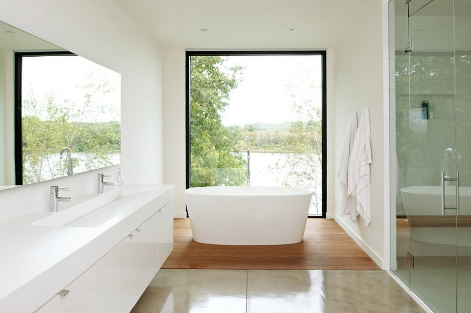 Bilik mandi dengan tingkap besar persegi
