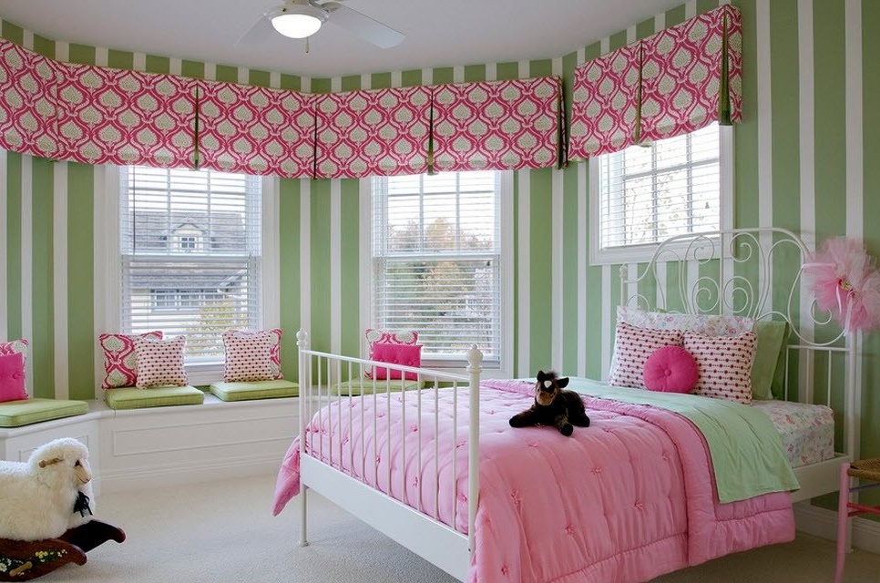 Zarte Einrichtung für ein Mädchenzimmer mit senkrechten Streifen an den Wänden