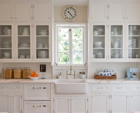 Exquisite und elegante weiße Küche