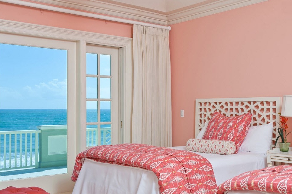 Bilik tidur merah jambu dengan tingkap besar.