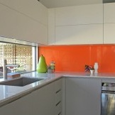 Orange Farbe im Inneren der Küche wird nur für eine Schürze verwendet