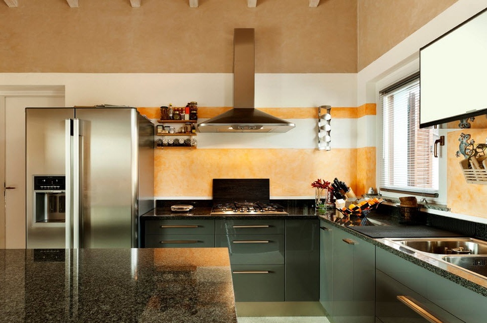 Kücheninnenraum mit horizontaler Streifenwanddekoration