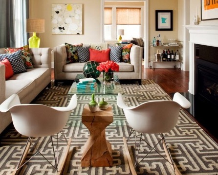 Der Teppich schmückt das Wohnzimmer und schafft Komfort