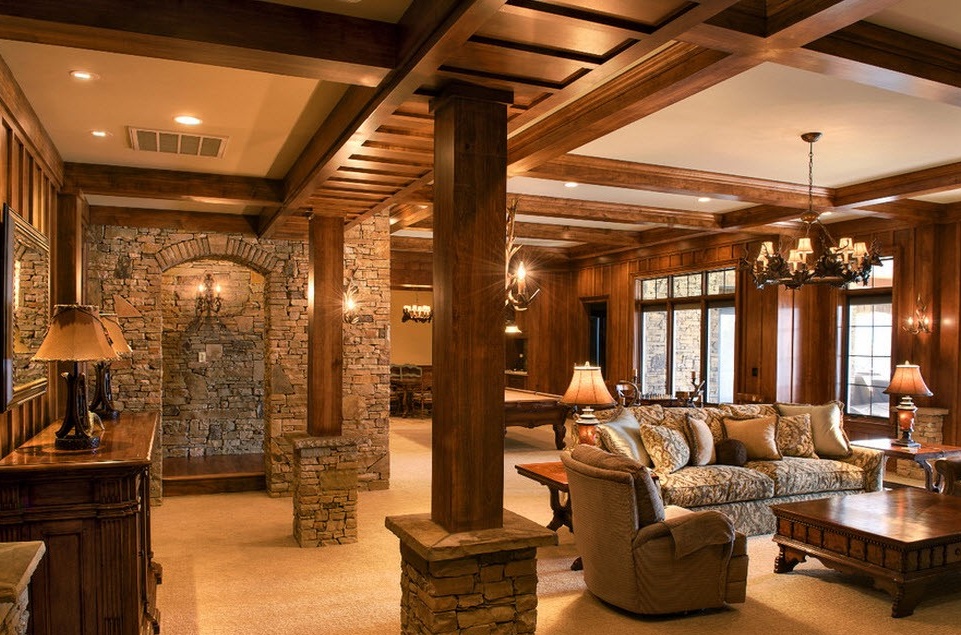 Luxuriöses Design eines hölzernen Wohnzimmers mit Holzsäulen