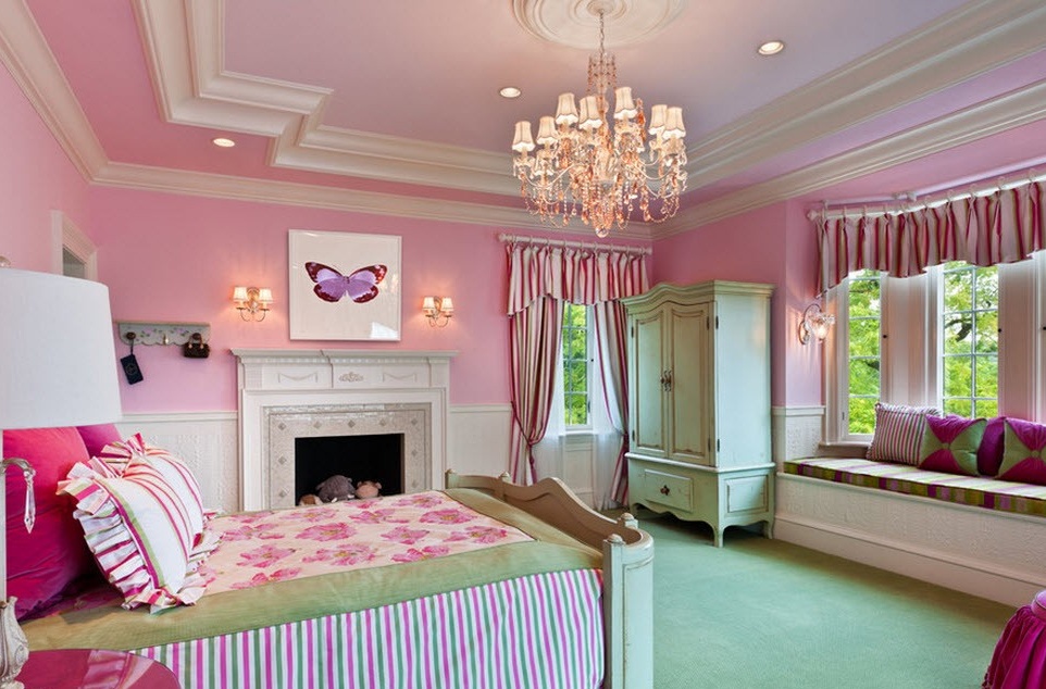 Katil merah jambu di dalam bilik tidur