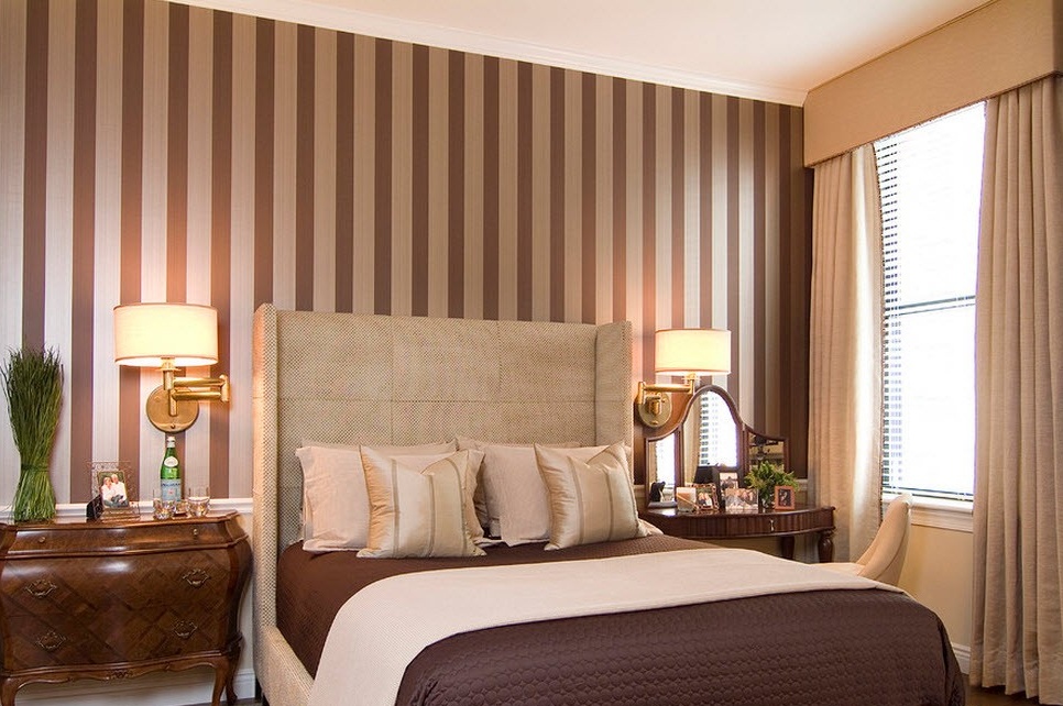 Elegantes und edles Schlafzimmer mit senkrechten Streifen an den Wänden