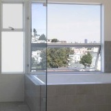 Innenraum eines modernen Badezimmers mit einem Fenster