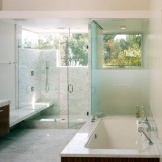 Interior bilik mandi moden dengan tingkap