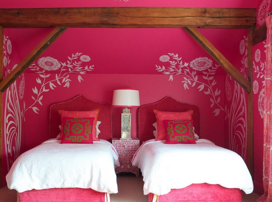 Katil merah jambu dalam reka bentuk bilik tidur