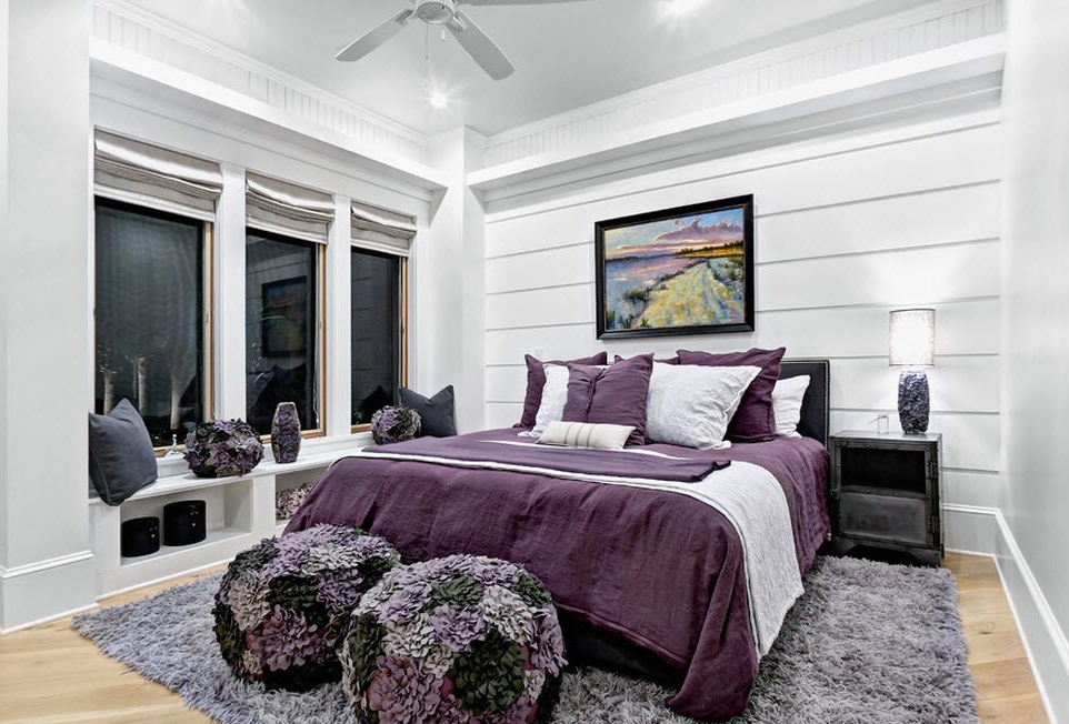 Schöne Hocker im Inneren eines lila Schlafzimmers