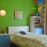 Grüne Farbe im Innenraum des Zimmers für den Jungen