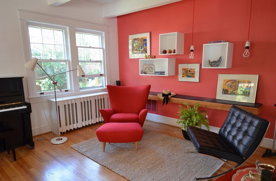 Rote und schwarze Möbel im Wohnzimmer