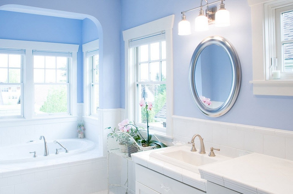 Tab mandi putih dan biru - pengenalan kebersihan dan kebersihan