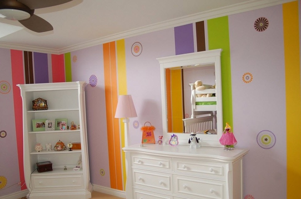 Vertikale Streifen in hellen Farben wechseln sich mit einem Muster an den Wänden eines Kindergartens ab