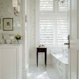 Klassisches Badezimmer in Weiß