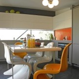 Orangefarbene Stühle - Betonung des Innenraums der Küche