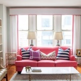 Sofa merah jambu aksen ruang tamu.