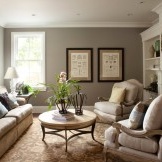 Edler grau-beige Wohnzimmerinnenraum mit einer Blume als Zusatz