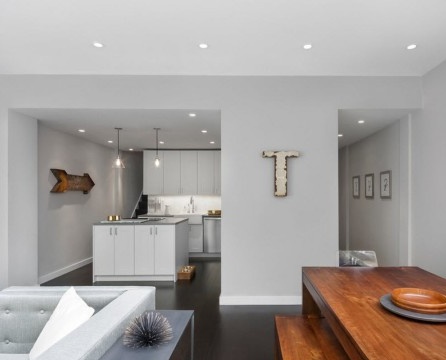 Design eines hellgrauen Wohnzimmers in modernem Stil