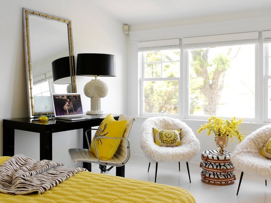 Untuk menjadikan bilik kecil kelihatan lebih segar, gunakan kuning sebagai aksen.