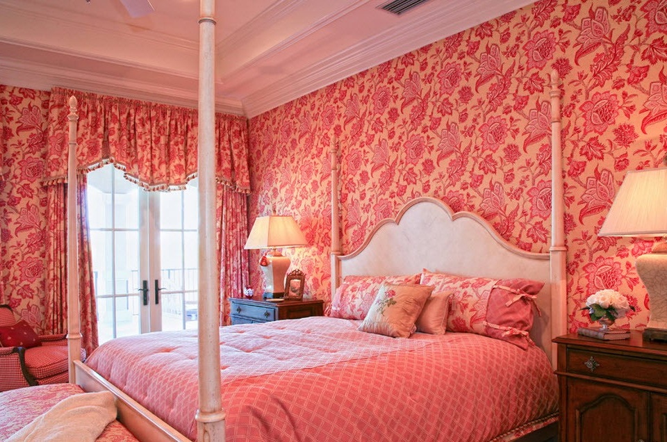 Schönes hellrosa Schlafzimmer