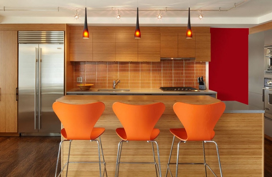 Orangefarbene Stühle in der Küche