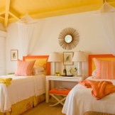 Schlafzimmer in Orangetönen.