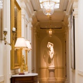 Skulptur in klassischem Interieur