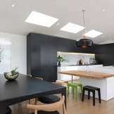 Hiasan dapur hitam dan putih dengan unsur kayu.