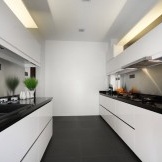 Schwarze und weiße matte Küche