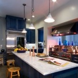 Weiße Arbeitsplatte in der blauen Küche