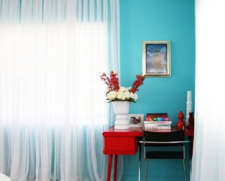 Turquoise wall dan tulle putih