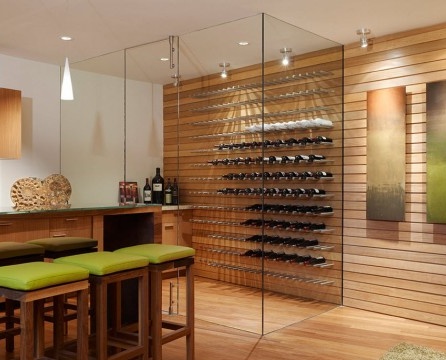 Zimmer im modernen Stil mit Weinschrank