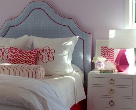 Zusätzliche Beleuchtung im rosa Schlafzimmer
